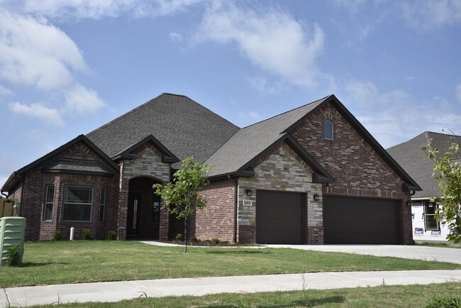 Photo - 2301 SW Tupelo Ave House