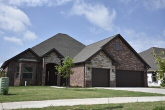 Building Photo - 2301 SW Tupelo Ave