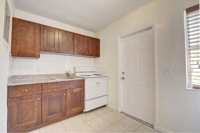 Building Photo - 710 SE 4th Ave