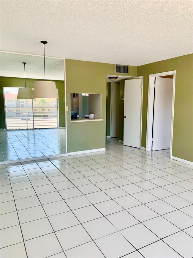 Building Photo - 20201 NE 29th Ct
