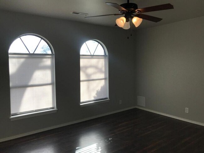 Foto del edificio - 4512 S Butternut Ave