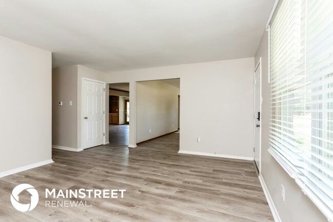 Building Photo - 910 Silverstone Dr