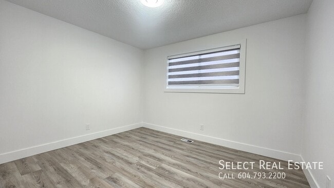 Building Photo - 6085 Glenmore Dr