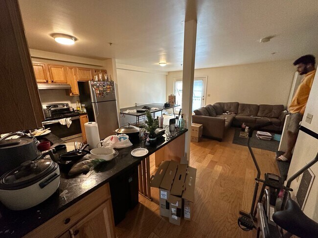 Foto del edificio - 12/1 No Fee! Huge Lower Allston townhouse ...