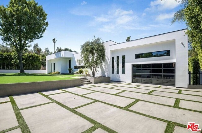 Building Photo - 20141 Wells Dr