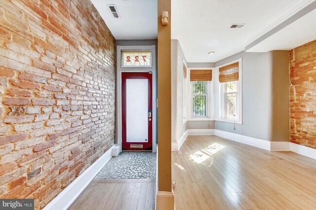 Building Photo - 722 4th St NE