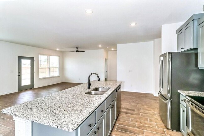 Building Photo - 705 Freedom Cir