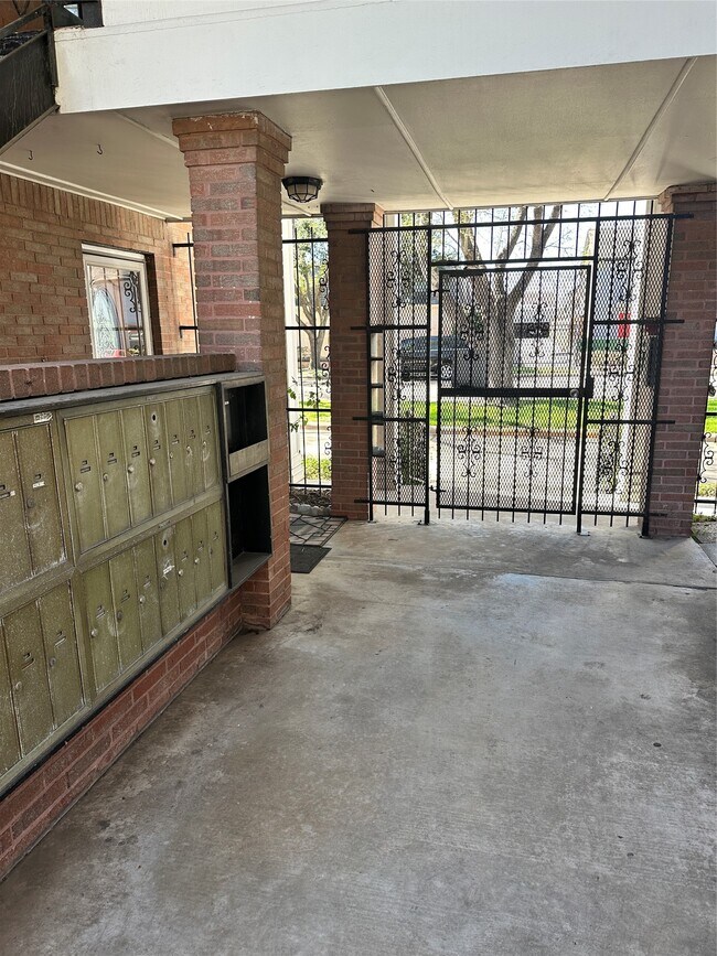Foto del edificio - 2711 Briarhurst Dr