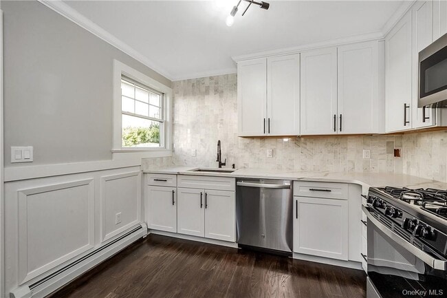 Building Photo - 200 Main St