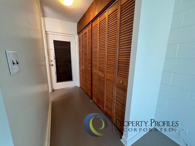 Building Photo - Punahou Gardens Studio - Available Now!