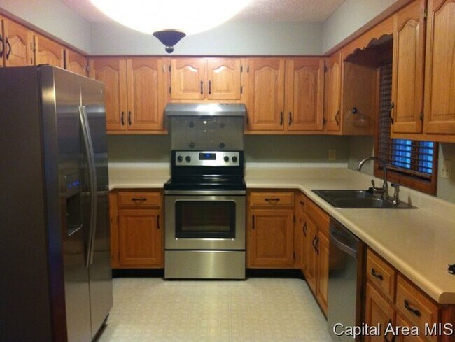 Foto del edificio - 2 Bed / 2 bath, Quiet, Westside Duplex for $1500.00 month. $1500 deposit required.