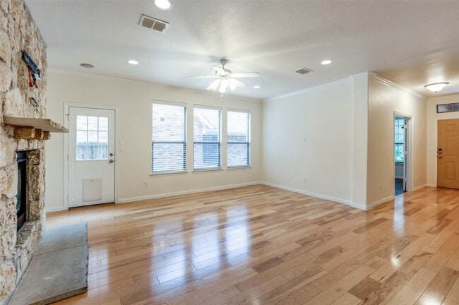 Building Photo - 7909 Creek View Dr