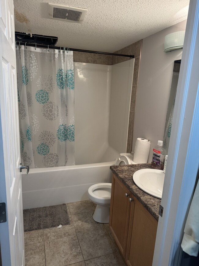 Photo du bâtiment - 6921-199 199 St NW