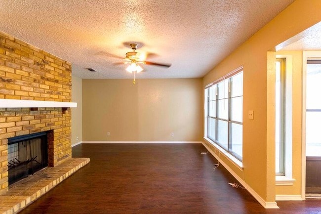 Building Photo - 817 W Rochelle Rd