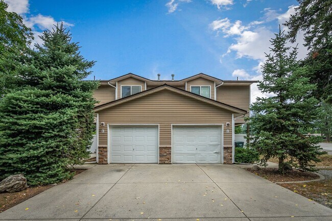 Building Photo - 3 bed 2.5 bath duplex with fenced yard