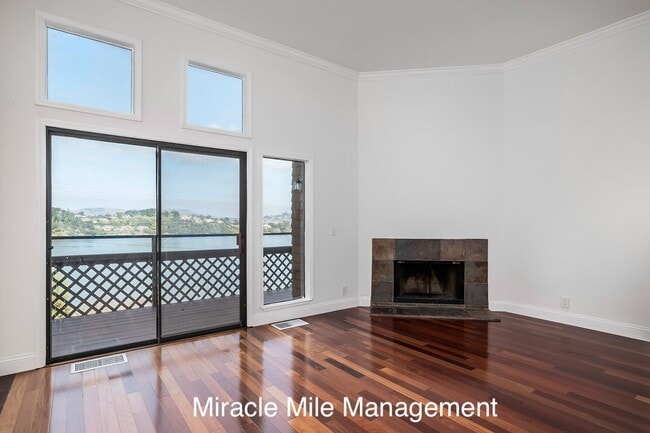 Building Photo - Wonderful Modern Townhouse-Style Condo with Stunning Views in Desirable Sausalito