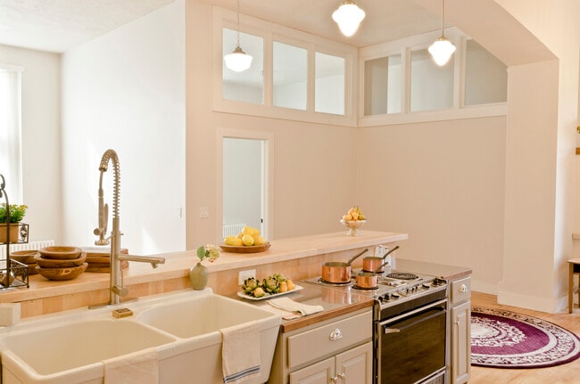 Kitchen Counter - 6418 Habgood Rd