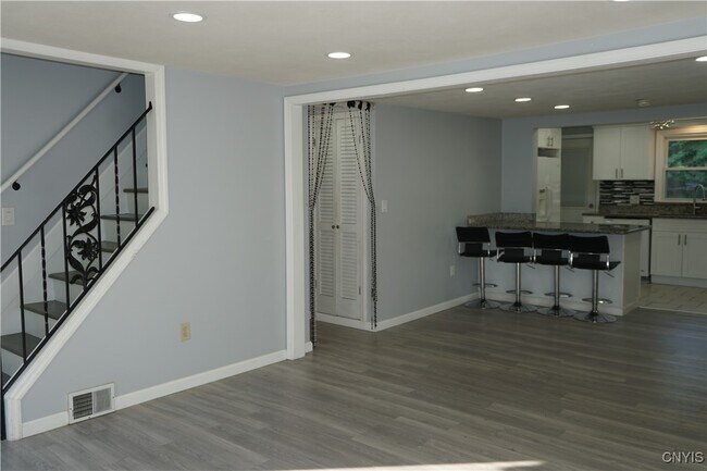 Foto del edificio - 107 Drexler Ave S