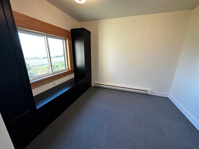 Foto del edificio - 5593 N Shore Dr