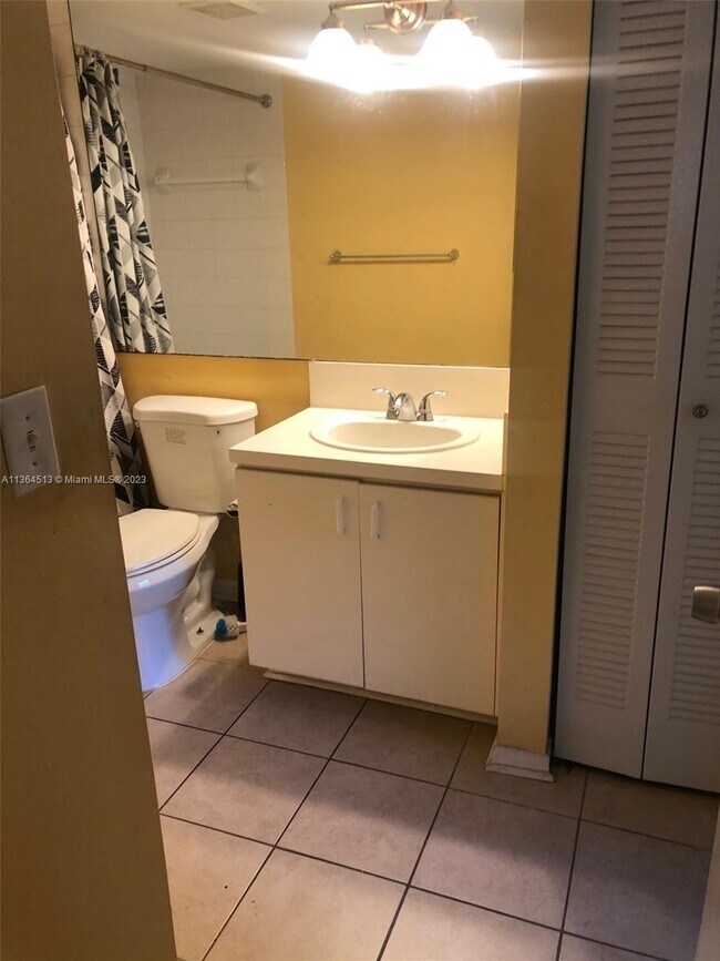 Foto del edificio - 1721 Village Blvd