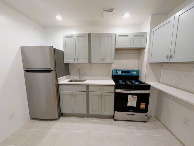 Building Photo - 45 E 51st St