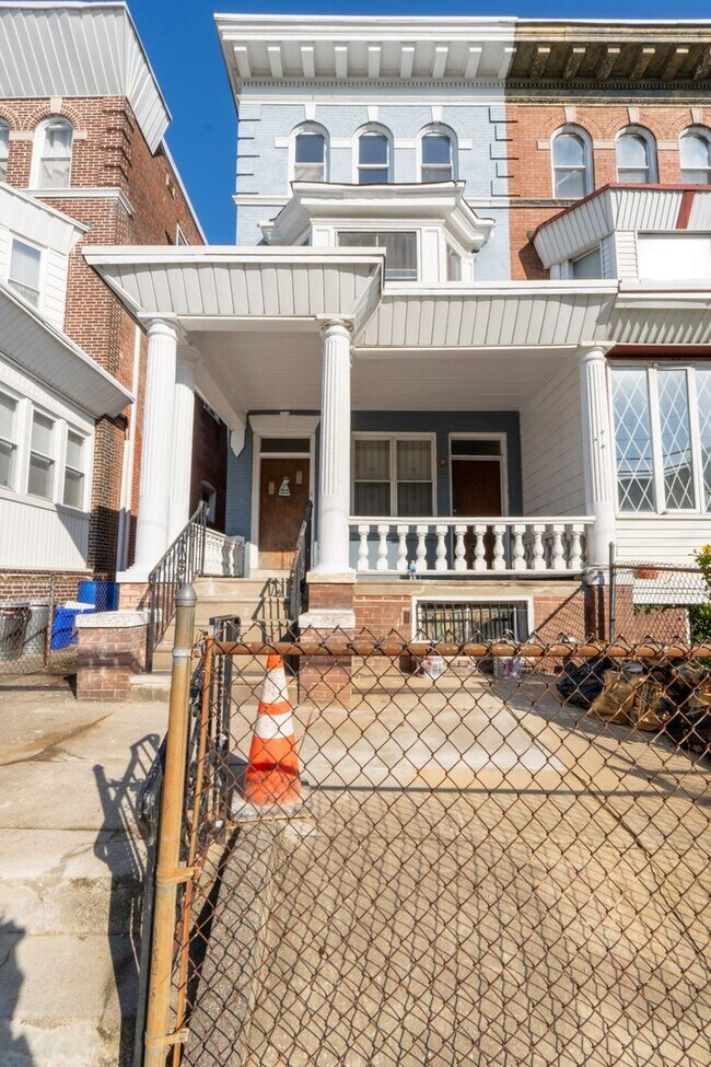 Building Photo - 5003 Pine St