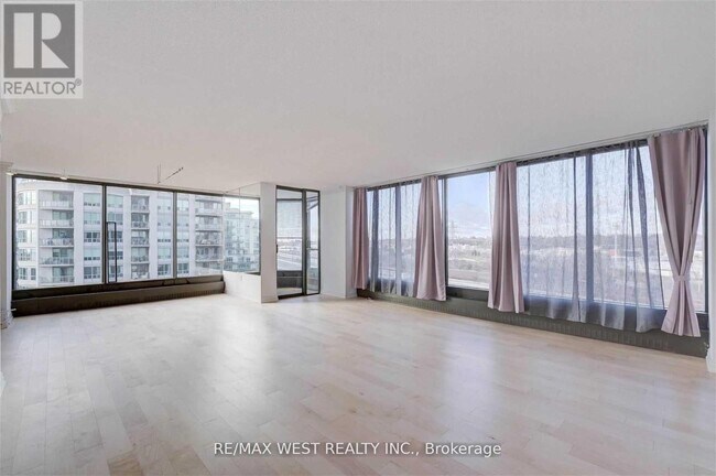 Photo du bâtiment - 2045 Lake Shore Blvd W