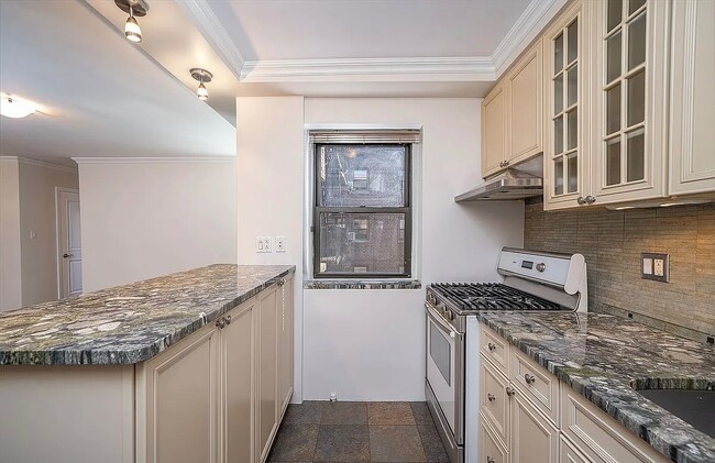 Building Photo - 25-10 31st Ave