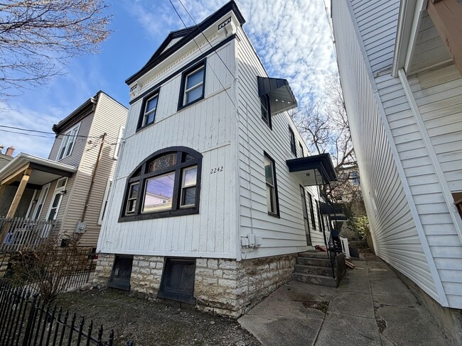 Building Photo - 2242 Victor St