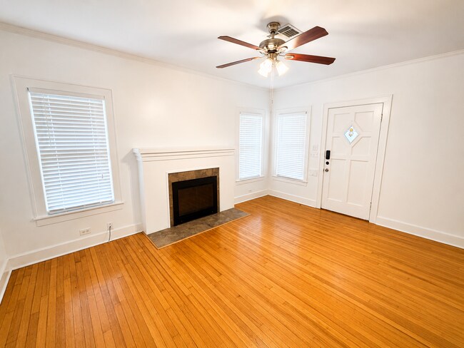 Building Photo - AVAILABLE NOW! CHARMING HISTORIC TEMPLE HOME