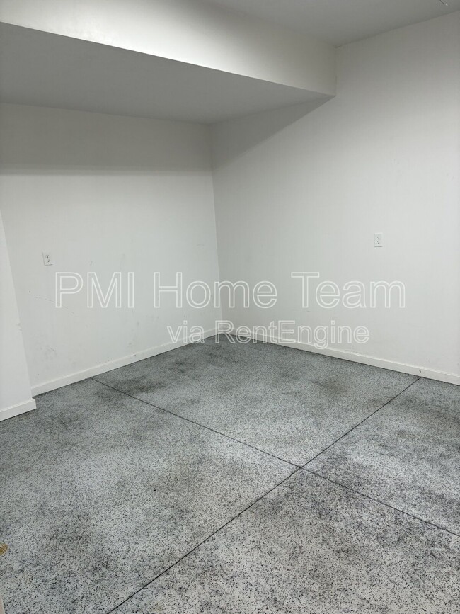 Building Photo - 614 W Cozy Ln