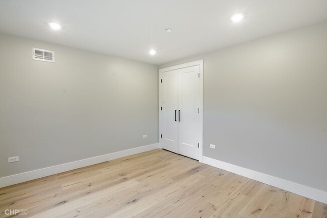 Building Photo - 729 N Sangamon St