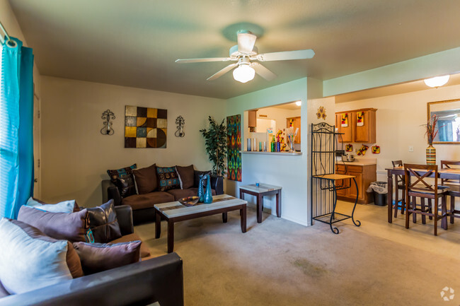 2BR, 2BA - 912 SF - Living Room - Chapel Ridge Jackson