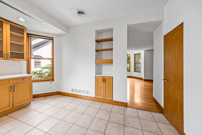 Building Photo - Charming Vintage Second Floor Duplex with In-Unit Laundry in Heart of Oak Park