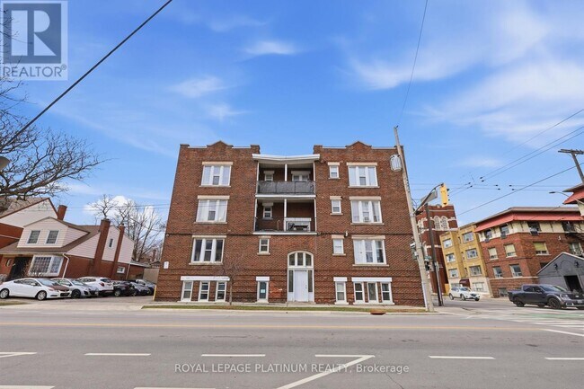 Photo du bâtiment - 120 Sherman Ave S