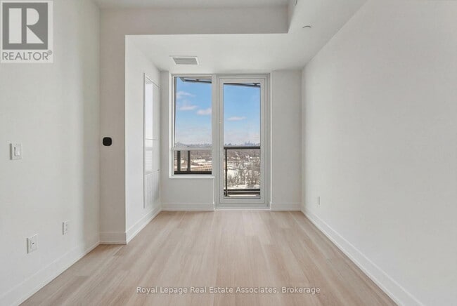 Photo du bâtiment - 60 Central Park Roadway