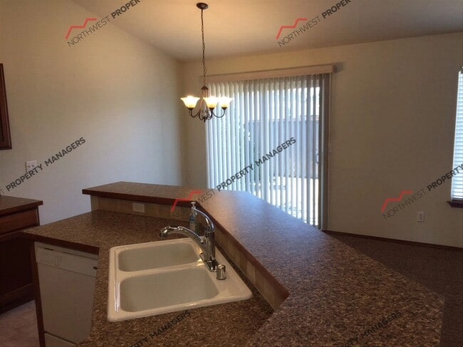 Foto del edificio - STATUS: AVAILABLE  | R175 |  $2195