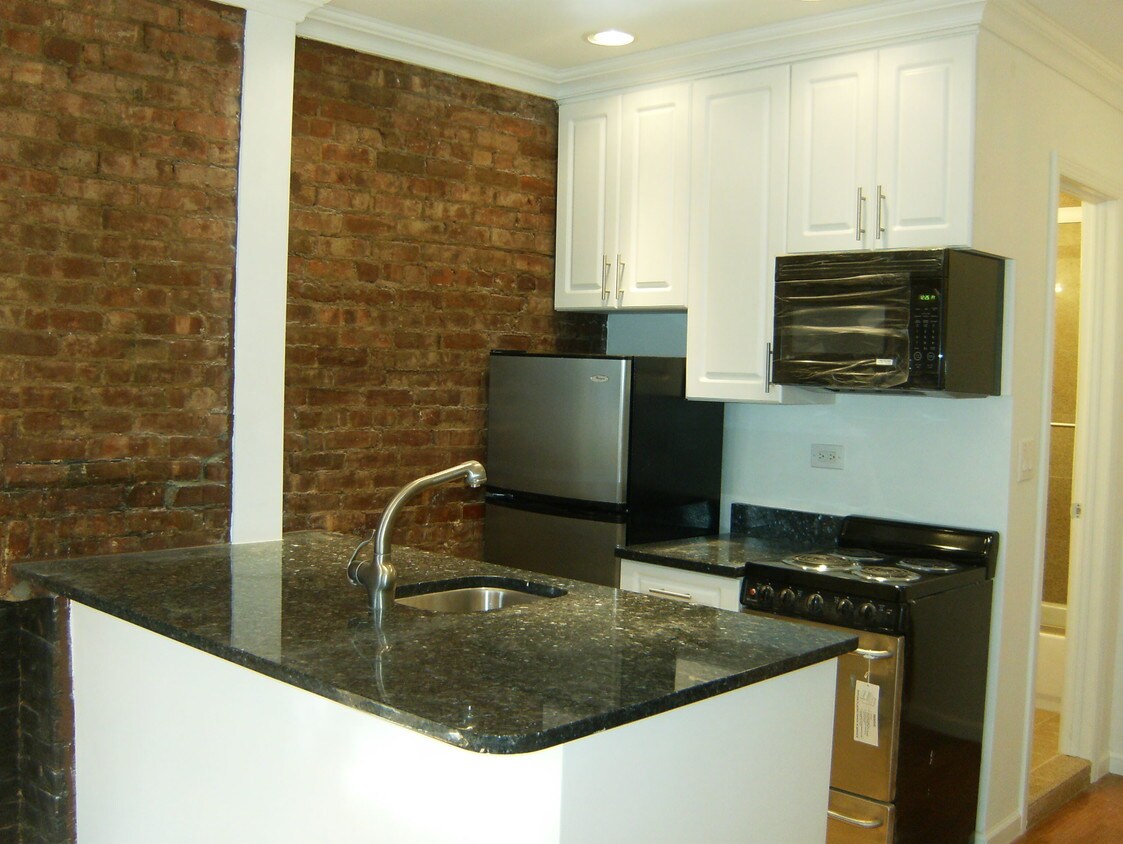 Foto principal - 230 E 10th St