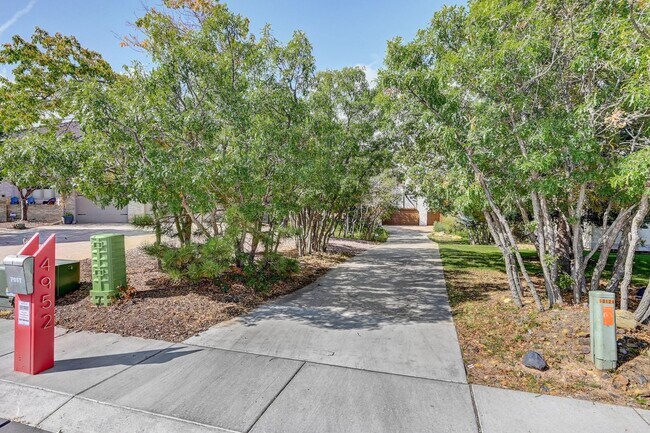 Building Photo - 4952 Cliff Point Circle West