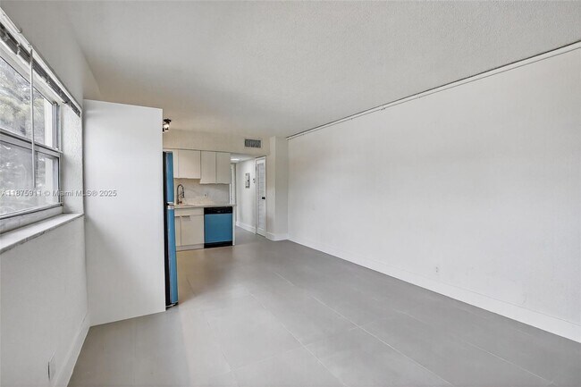 Foto del edificio - 1740 Funston St