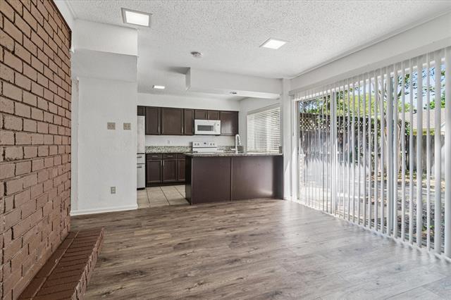 Foto del edificio - 1302 Summerwood Ln