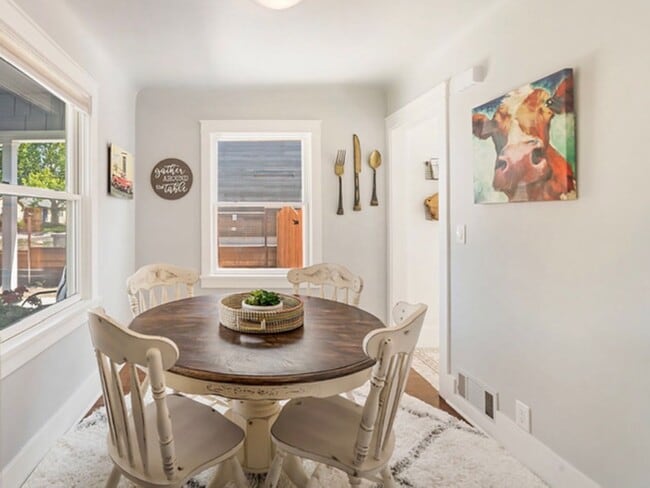 Building Photo - Remodeled and Furnished