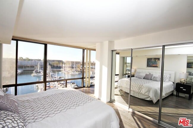 Building Photo - 4267 Marina City Dr