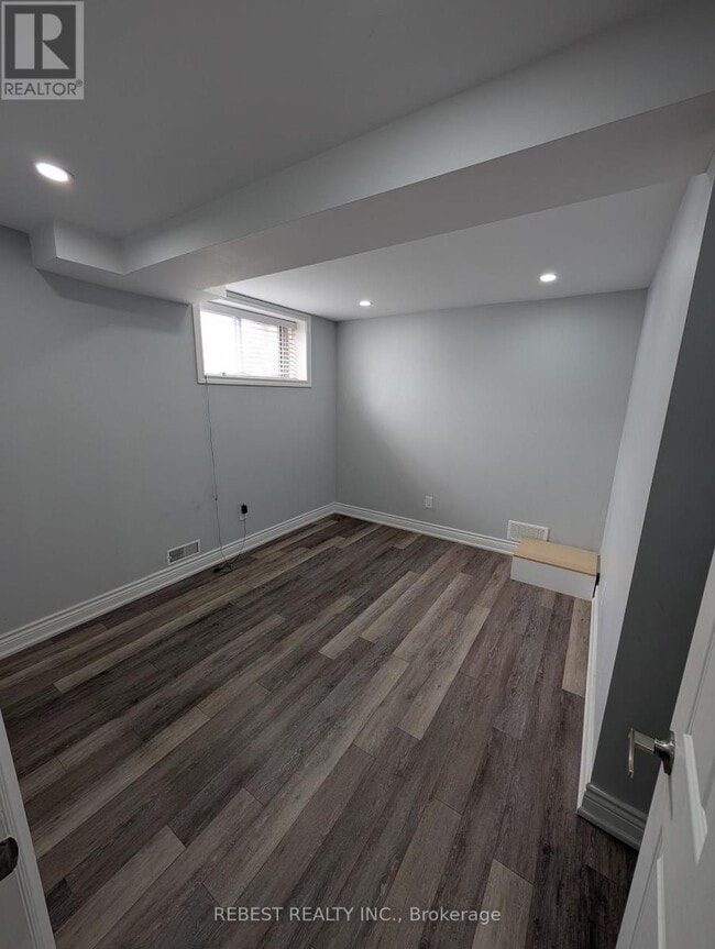 Building Photo - 2 Trillium Ct