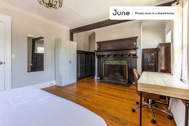 Foto del edificio - Room in Shared 9 bed/2 bath home