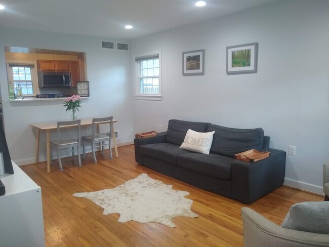 Sala de estar con ventana en la cocina - 242 S Virginia Ave