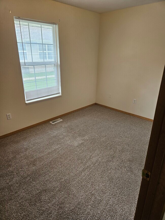 Foto del edificio - 3132 W Commercial St