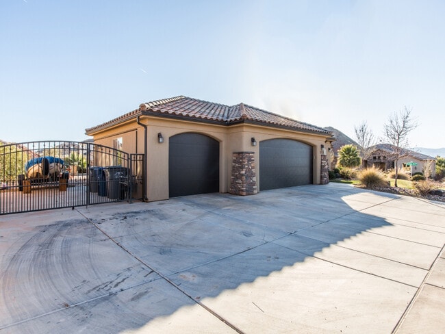 Building Photo - 1038 E Stable Way