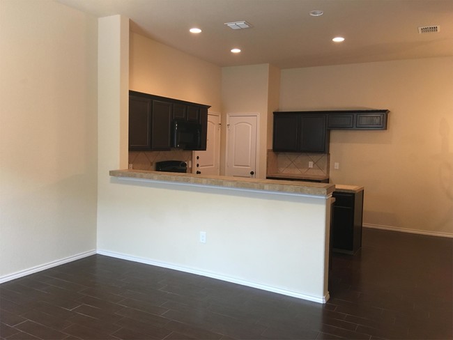 Building Photo - 684 Creekside Cir