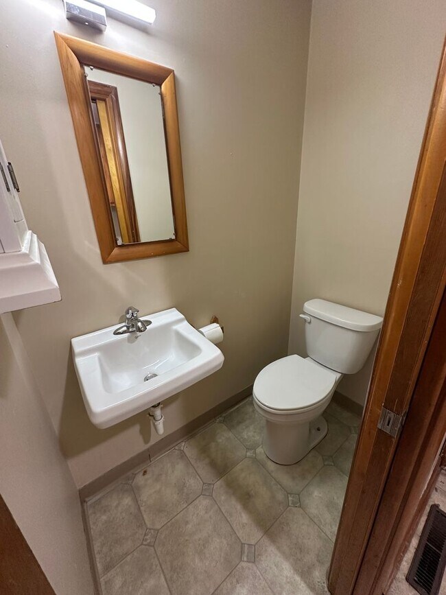 Foto del edificio - 3 Bedroom, 1.5 Bathroom Updated House w/ Potential 4th Bedroom